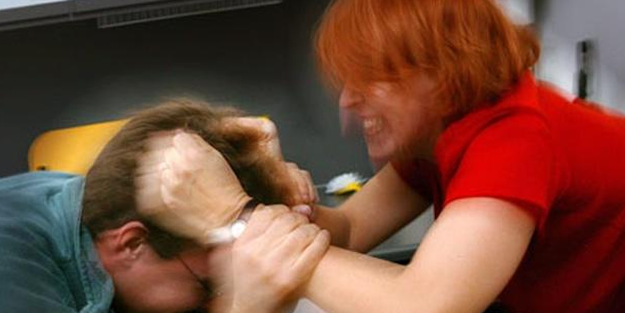 Cinsel saldırıya uğrayan kadın saldırganı dövdü, 'fazla dövmüşsün' denilerek para cezasına çarptırıldı