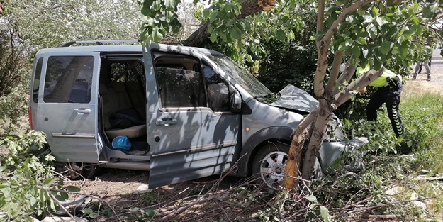 Cip ile hafif ticari araç çarpıştı: Yaralılar var