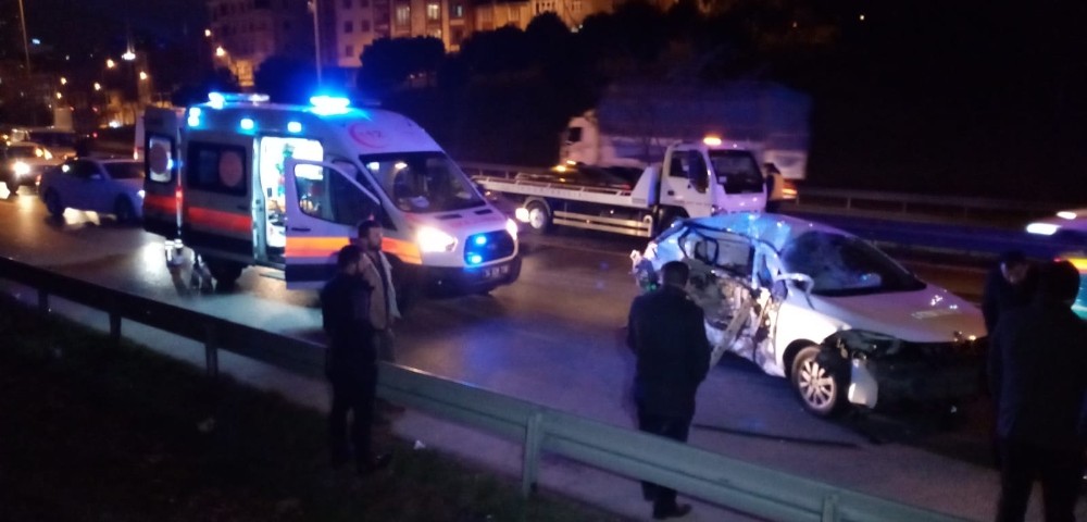 Cip ile otomobil çarpıştı 3 kişi yaralandı 