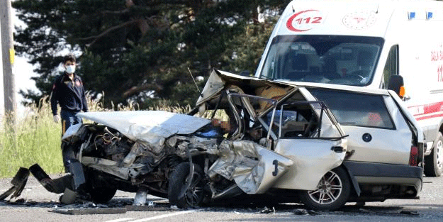 Ciple çarpışan araç paramparça oldu! Feci kazadan kahreden haber