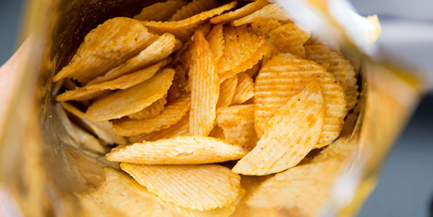 Cips yiyen çocuklar hastanelik oldu! Sakın tüketmeyin uyarısı...