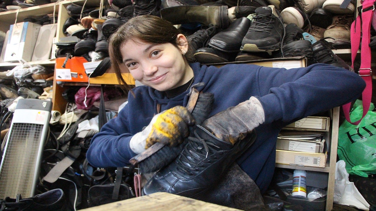 Çırak bulamayınca mesleğini kızına öğretti