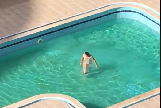 Çırılçıplak havuza girdi, mahalle zor anlar yaşadı 
