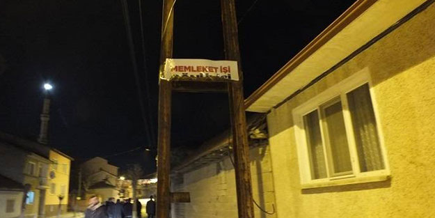 Çirkin saldırılar devam ediyor! AK Parti adaylarının afişlerini yırttılar