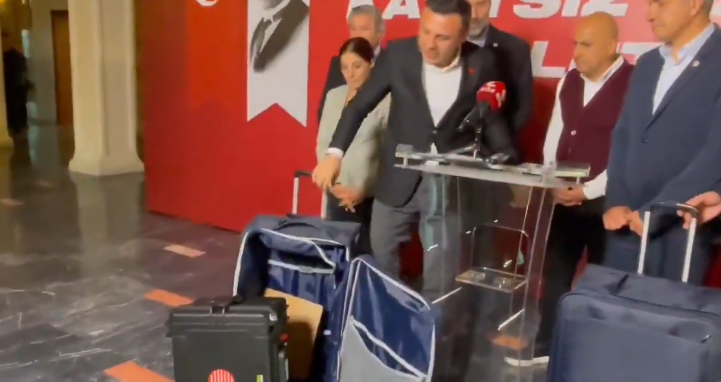 Çırpındıkça daha çok batıyorlar! İmamoğlu’nun oteldeki valizlerinin içinden bakın ne varmış?