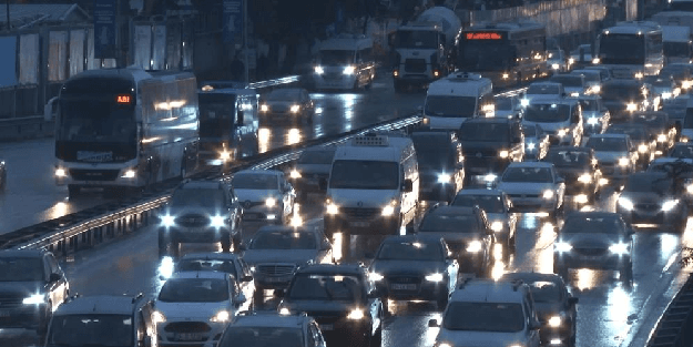 Çiseleyen yağmur trafiği kilitledi