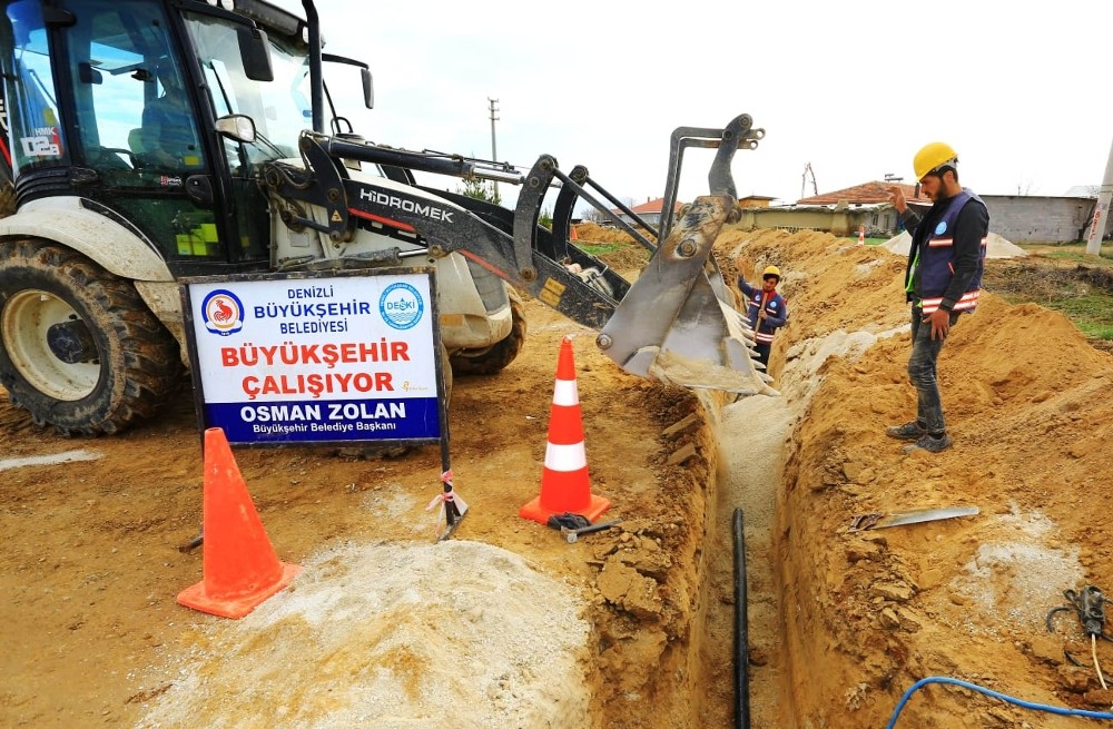 Çivril’de 6 bin 300 ton sıcak asfalt döküldü 