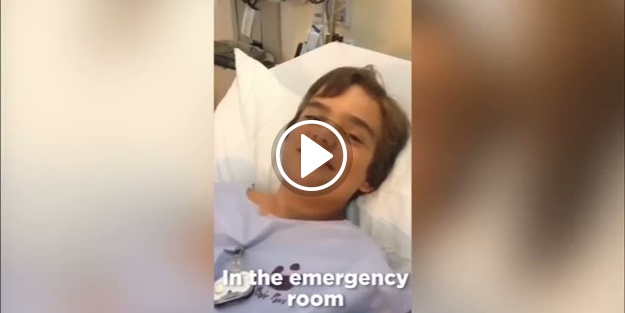 Ciyaklayan oyuncak yutan çocuk