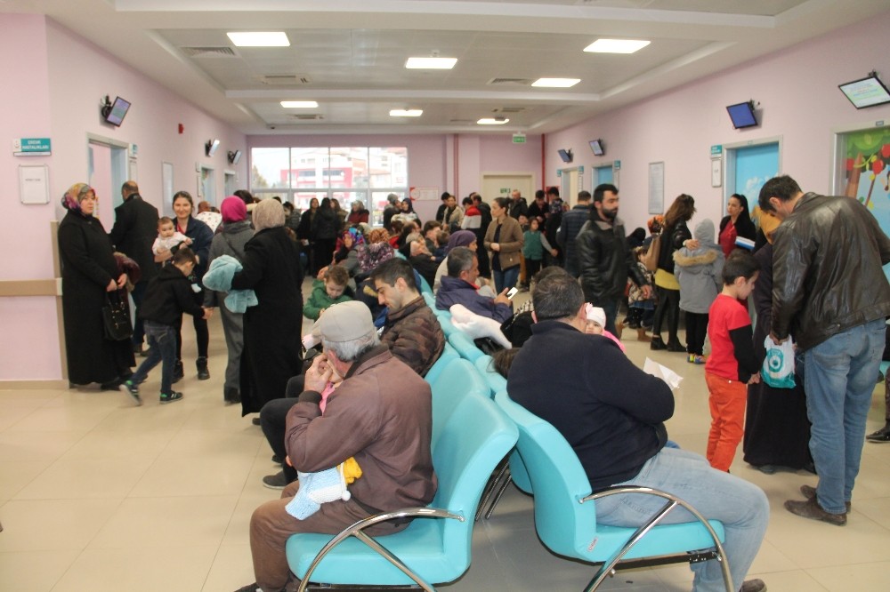 Çizgi film karakterleri hasta çocukları karşılıyor 