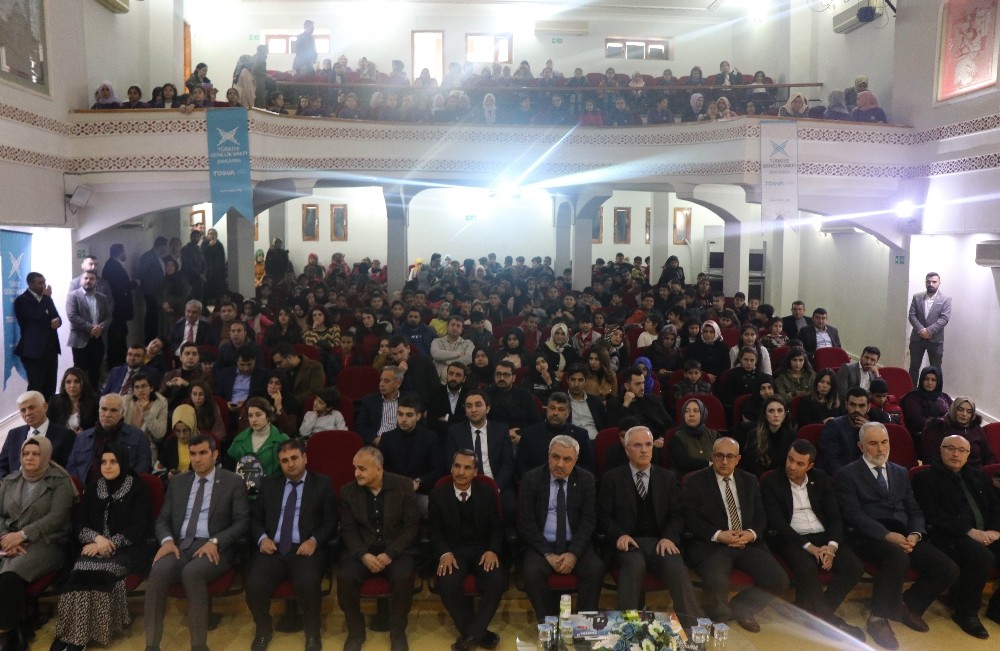 Çizimlerle 40 hadis yarışmasında dereceye girenlere ödülleri verildi 