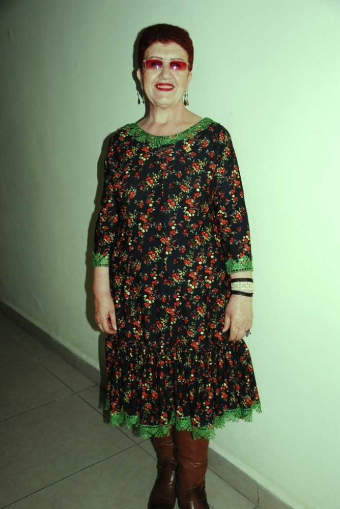 Çiziyor, dikiyor, giyiyor 