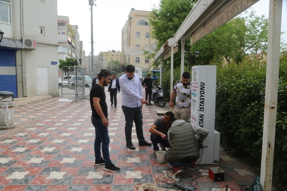 Cizre Belediyesi 16 noktaya dezenfektan cihazı yerleştirdi 