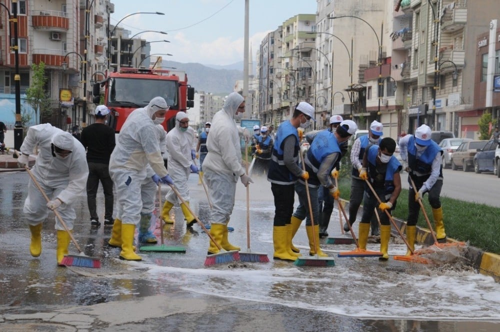Cizre Belediyesi caddeleri dezenfekte ediyor 