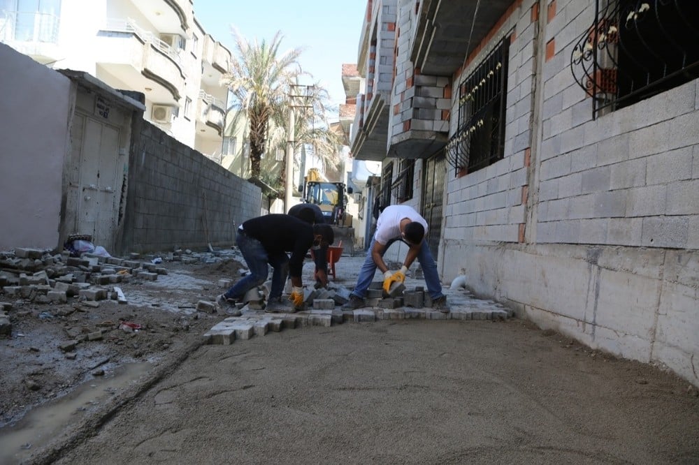 Cizre Belediyesi kilitli parke taşı döşeme çalışmalarına devam ediyor 