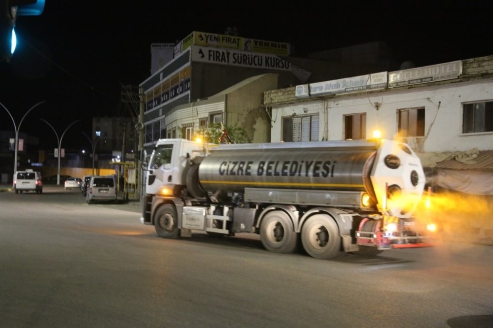 Cizre Belediyesi mikronsis aracı ile cadde ve sokakları dezenfekte ediyor 