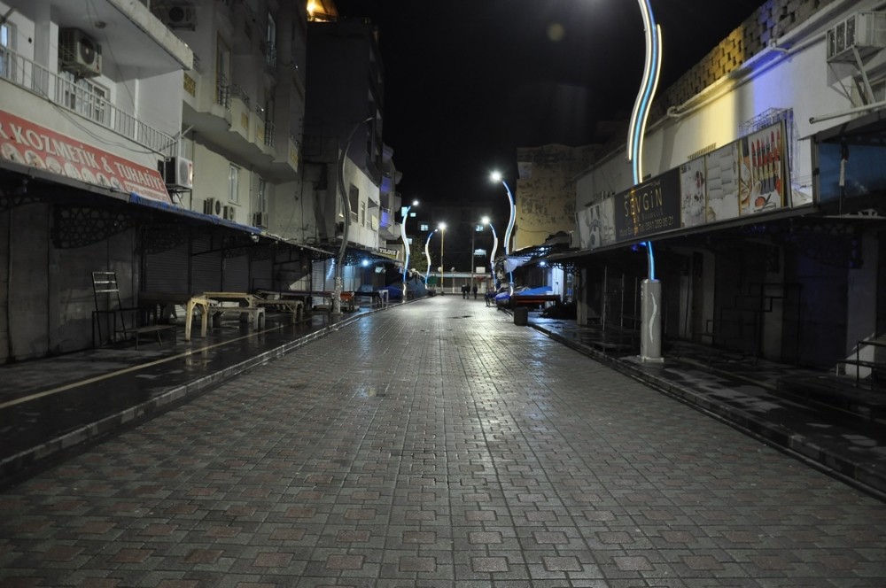 Cizre Belediyesi temizlik mesaisine gece de devam ediyor 