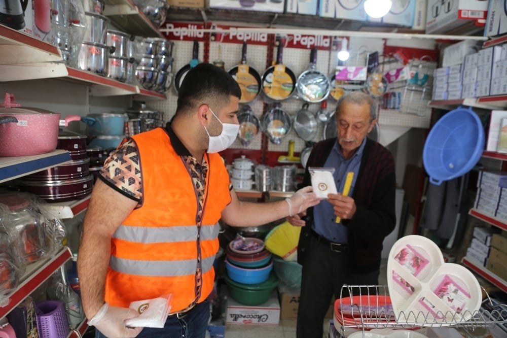 Cizre Belediyesi vatandaşlara maske dağıtmaya devam ediyor 