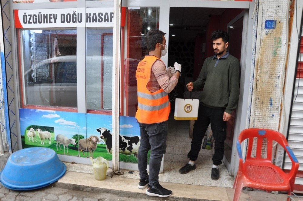 Cizre Belediyesi vatandaşlara ücretsiz maske ve eldiven dağıttı 