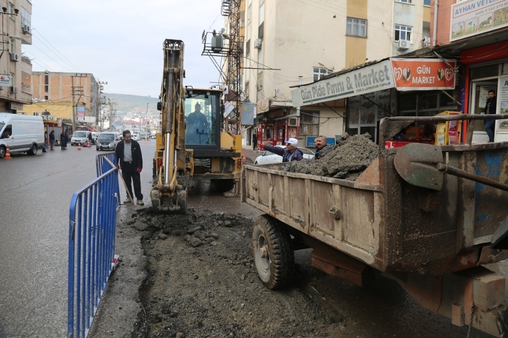 Cizre Belediyesi yaz kış demeden çalışıyor 