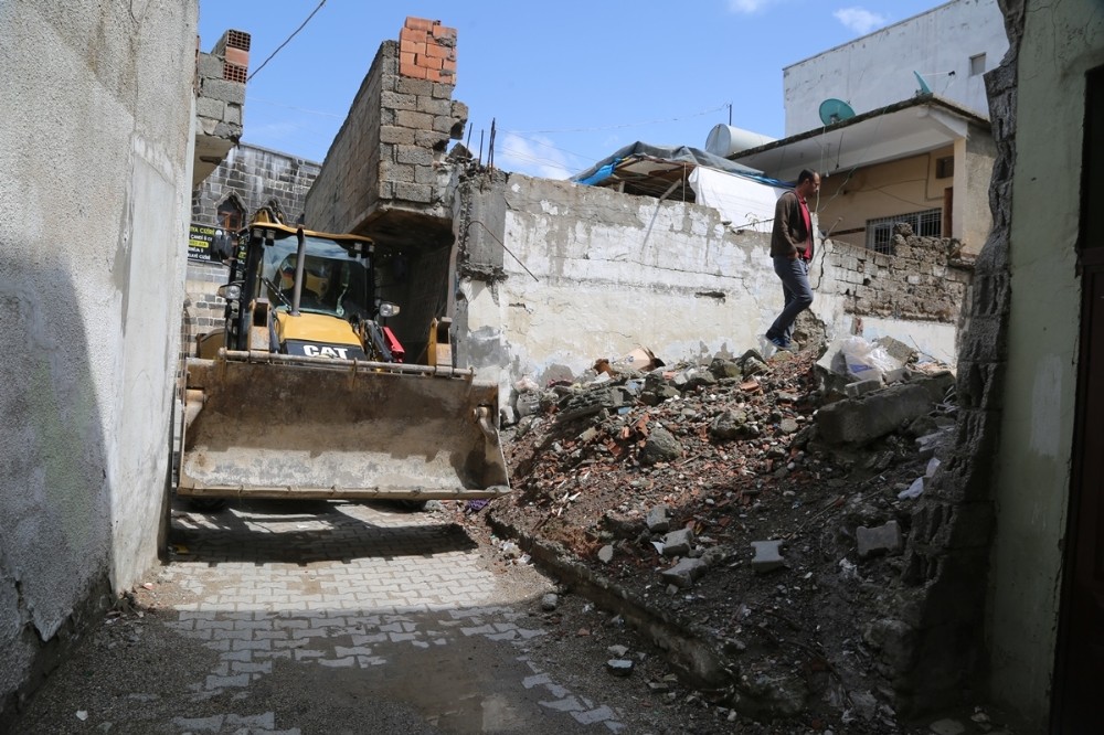 Cizre Belediyesi yıkılan metruk binaların molozlarını kaldırıyor 