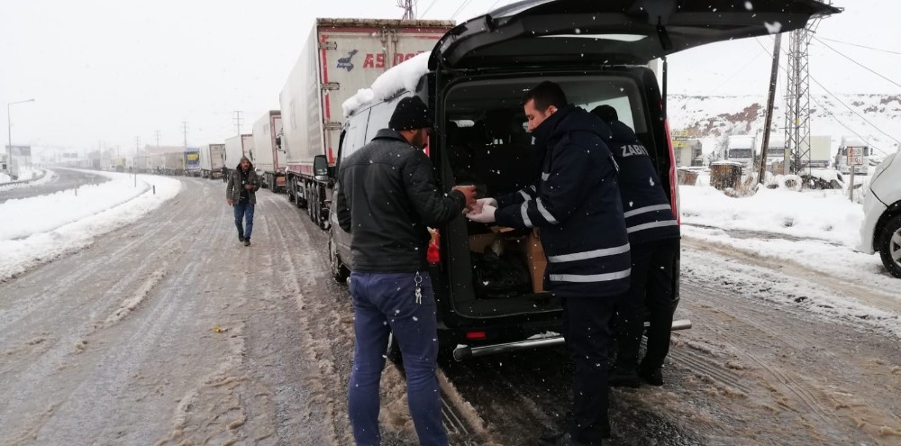 Cizre Belediyesinden yolda kalanlara çorba ikramı 