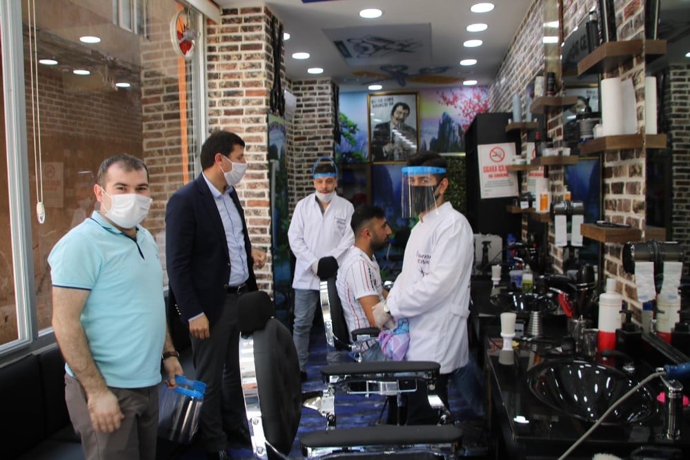 Cizre Milli Eğitim Müdürlüğü berber ve kuaförlere, koruyucu siperlik dağıttı 