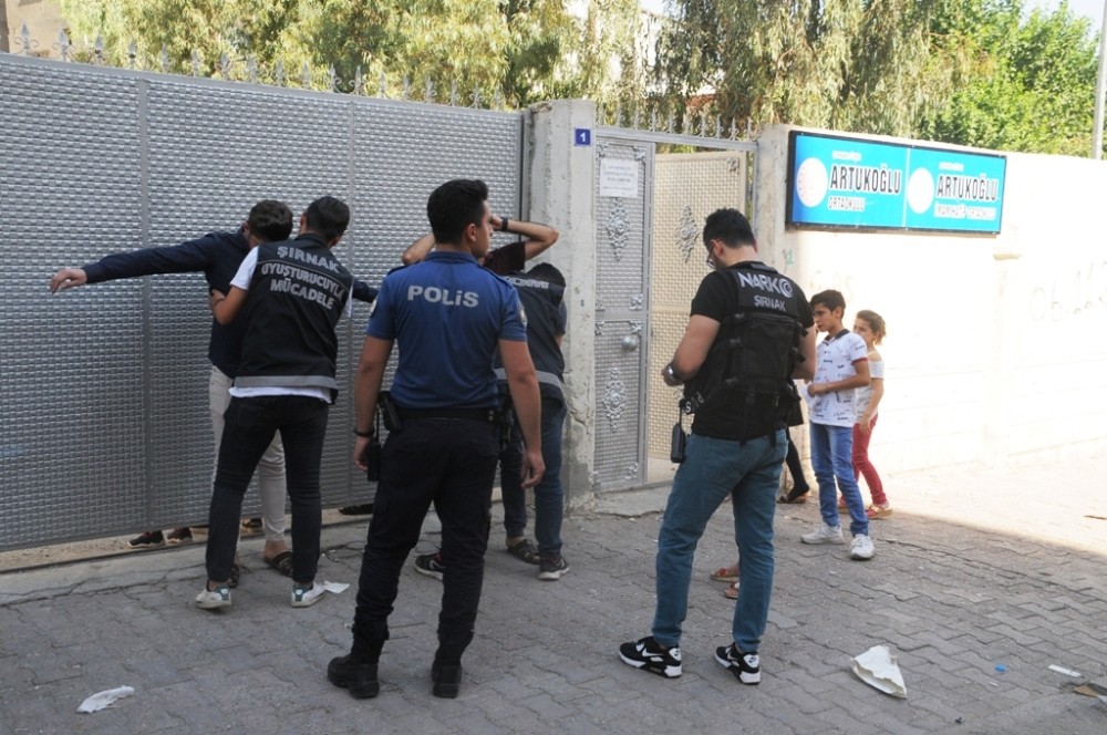 Cizre polisi okul çevrelerinde uyuşturucu satıcılarına göz açtırmıyor 