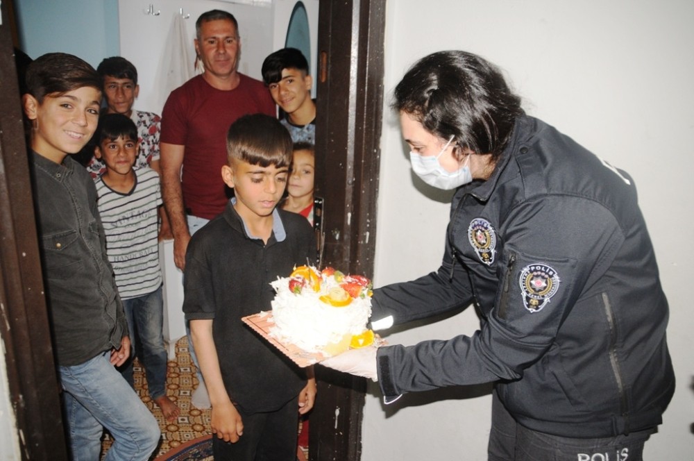 Cizre polisinden 11 yaşındaki çocuğa doğum günü sürprizi 