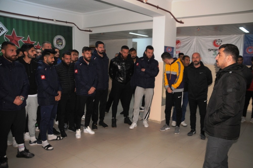 Cizre Spor Kulüp Başkanı Sefinç, gözyaşları içinde sporcularla vedalaştı 