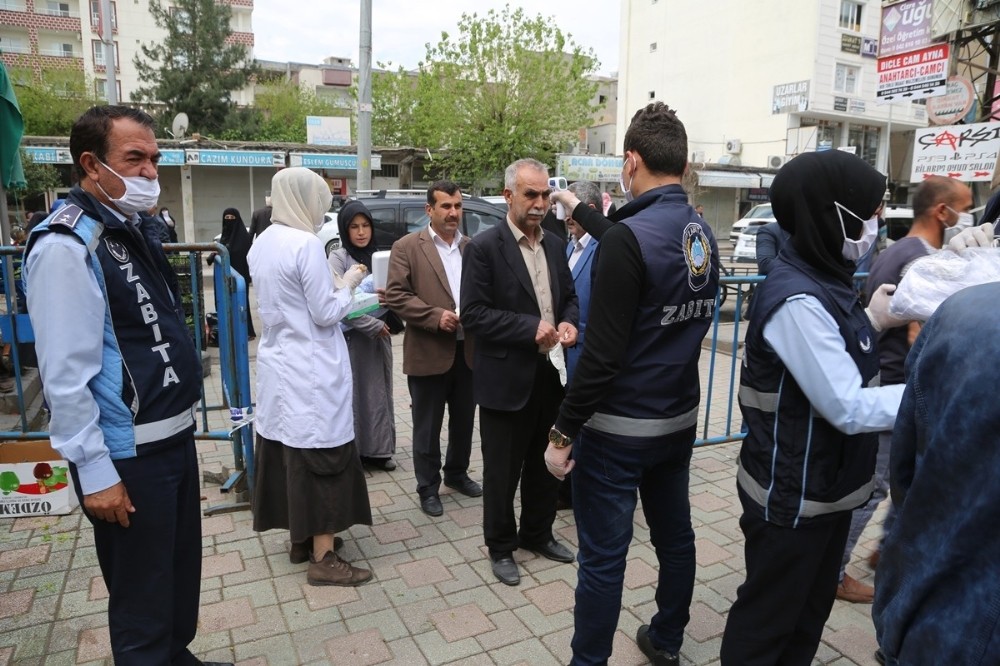 Cizre’de ateş ölçerli ve maskeli pazar denetimi 