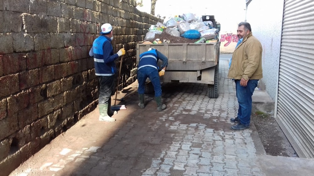 Cizre’de boş alanlarda biriken çöpler toplandı 