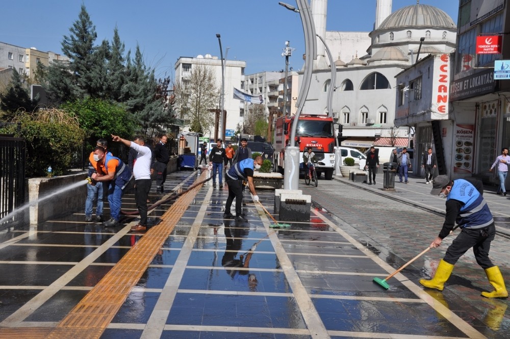 Cizre’de cadde ve sokaklar yıkanıyor 