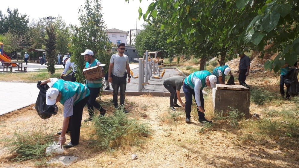 Cizre’de denetimli serbestlik yükümlüleri çevre temizliği yaptı 