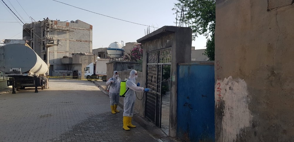 Cizre’de karantinadaki apartman ve sokaklar dezenfekte edildi 