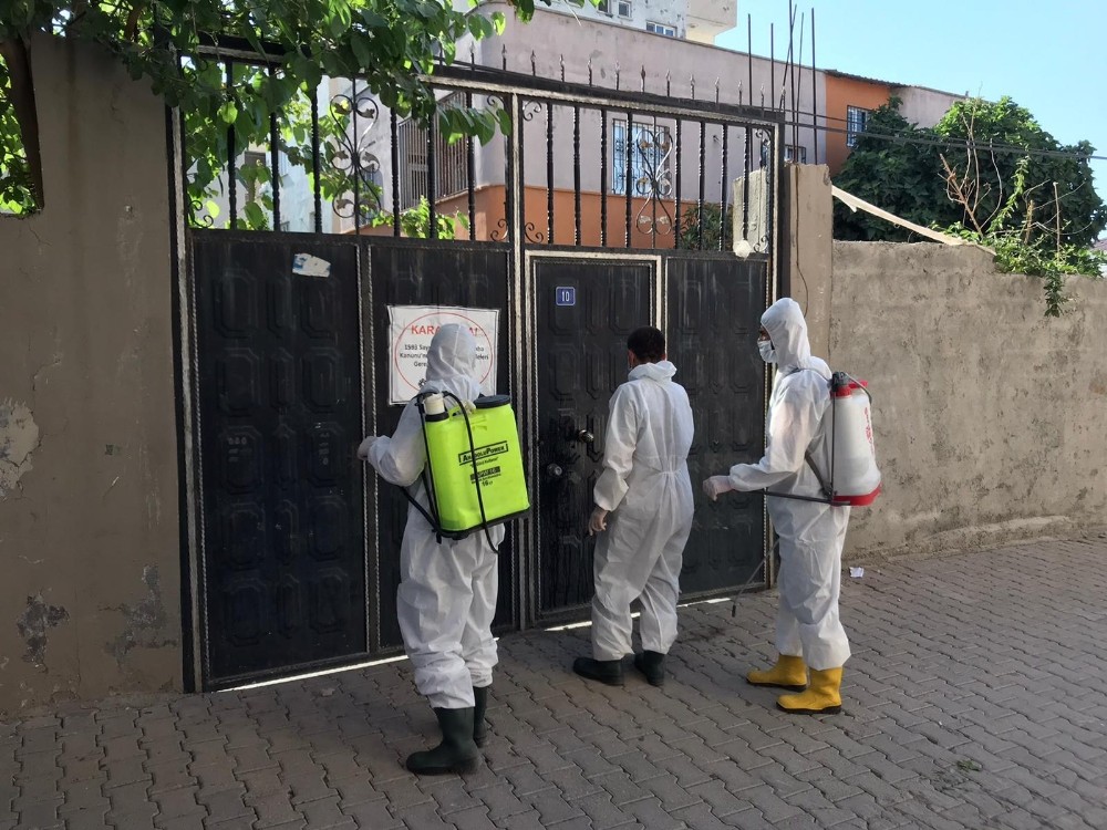 Cizre’de karantinaya alınan bölgeler dezenfekte ediliyor 