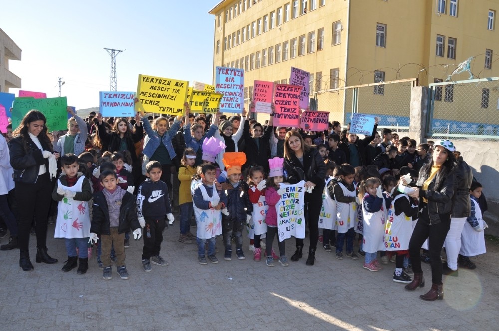 Cizre’de kaymakam, öğrencilerle çevreyi temizledi 