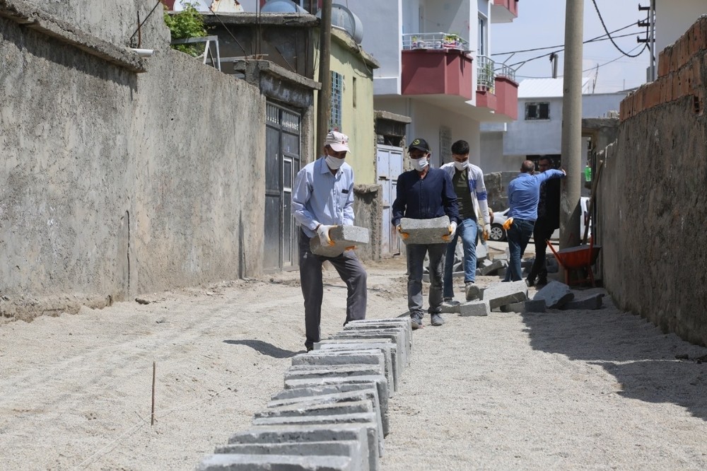 Cizre’de kilitli parke taşı döşeme çalışmaları sürüyor 