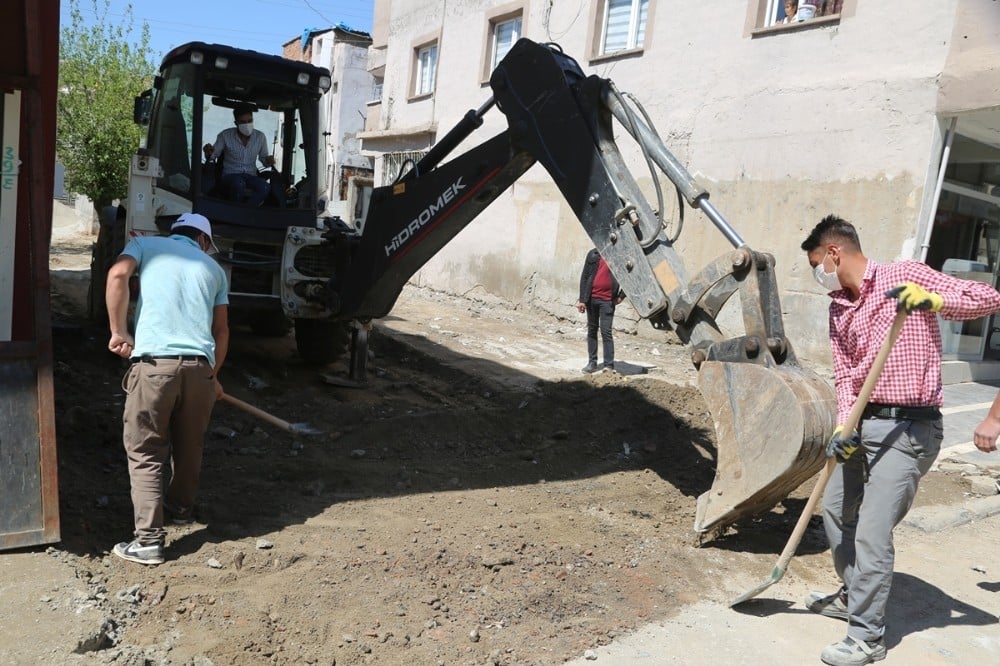 Cizre’de kilitli parke taşı döşeme çalışması devam ediyor 