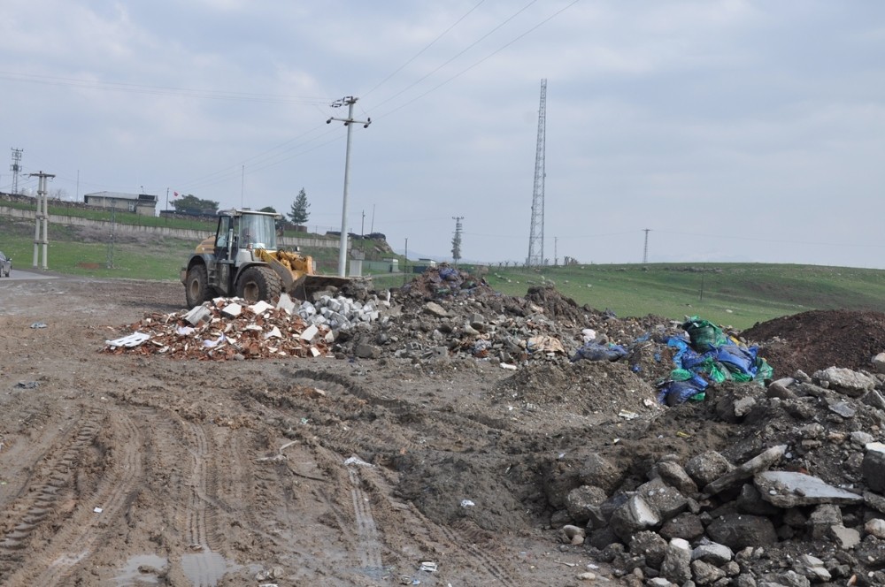 Cizre’de moloz temizleme çalışması 