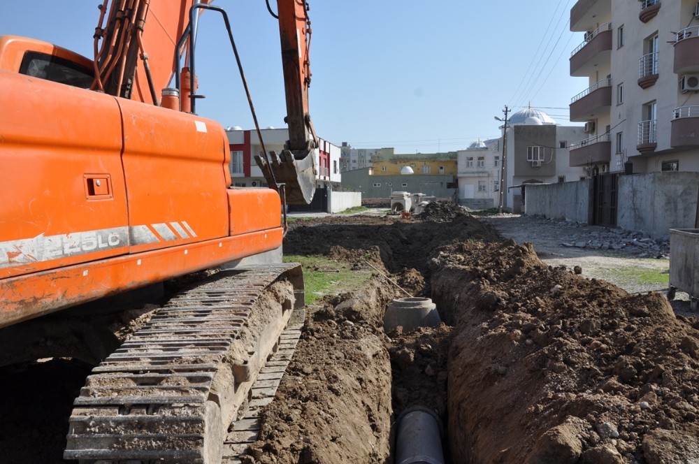 Cizre’de yağmurlama hattı boruları döşendi 