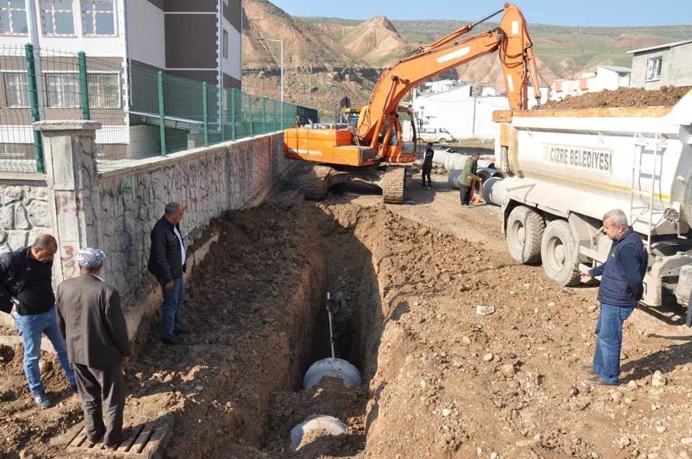 Cizre’de yağmurlama hattı çalışması 