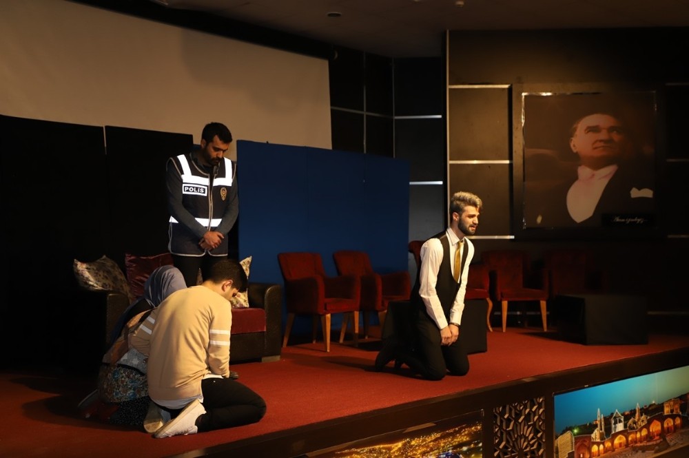 Cizre’de ’Yarınlara Geç Kalmadan’ adlı tiyatro oyunu sahnelendi 