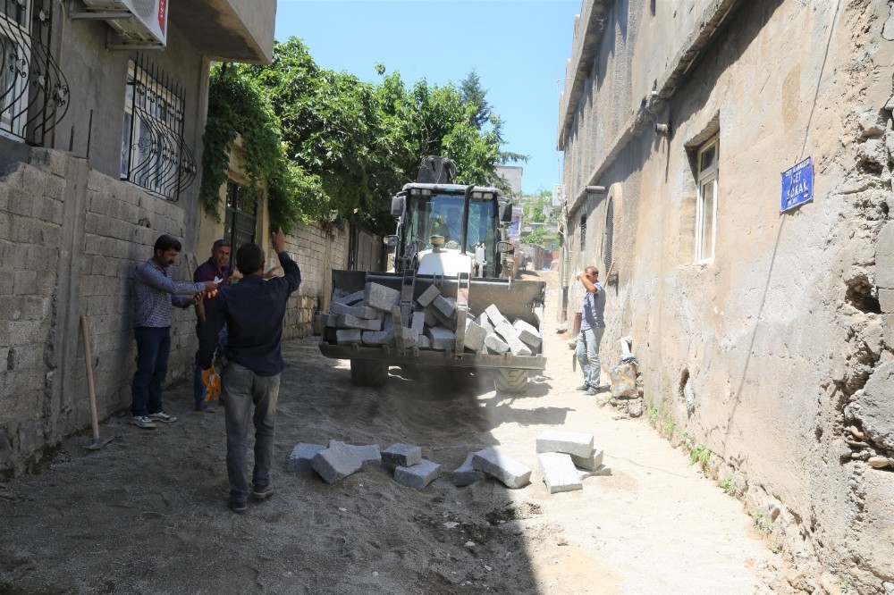Cizre’de yol bakım ve onarım çalışmaları devam ediyor 