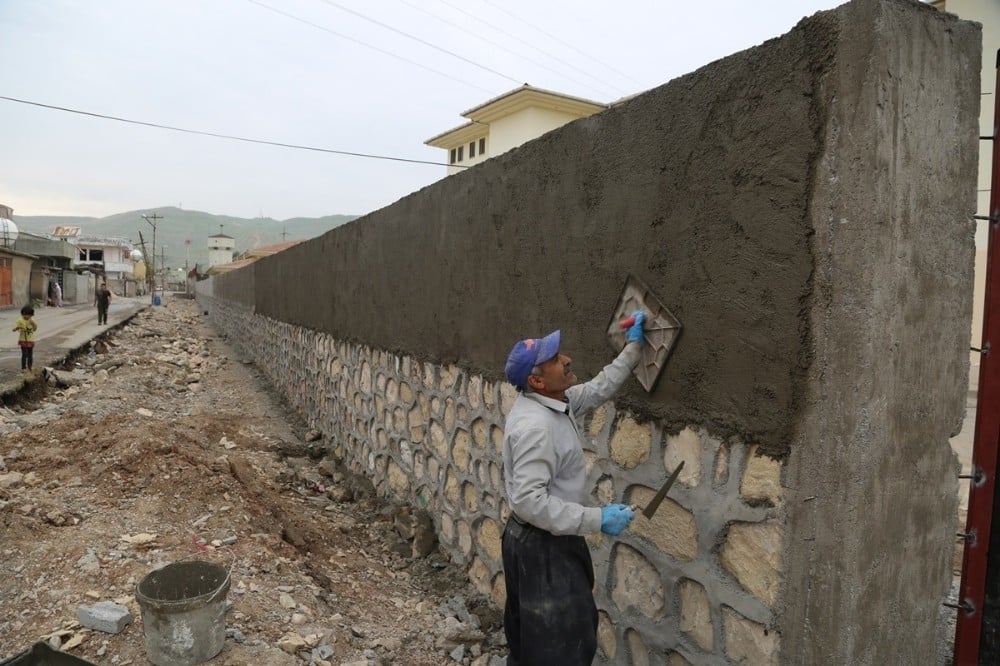 Cizre’de yol genişletme çalışmaları devam ediyor 