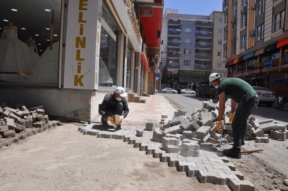 Cizre’de yol yapım çalışmaları devam ediyor 