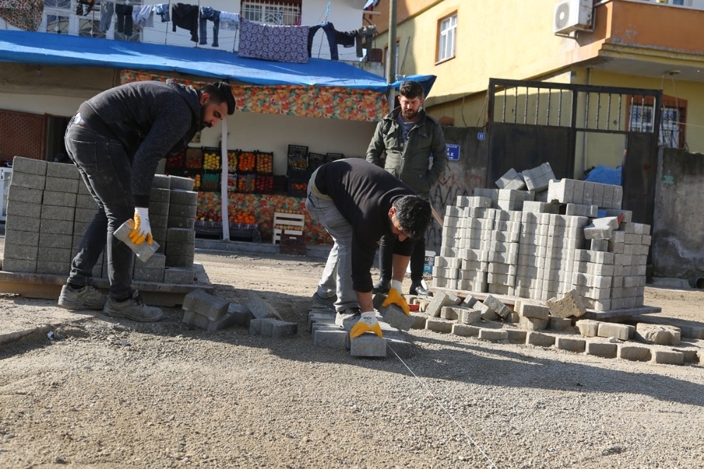 Cizre’de yol yapım, onarım ve parke taşı döşeme çalışması 