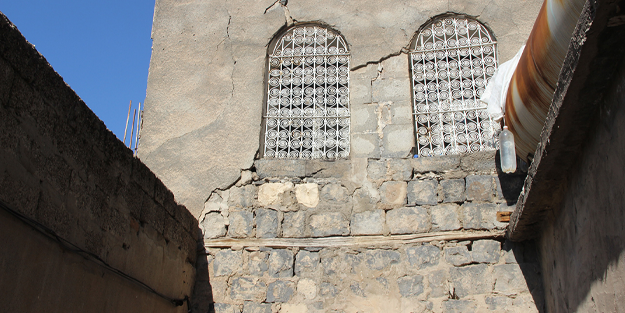 Cizre'deki tarihi yapı yıkılmak üzere!