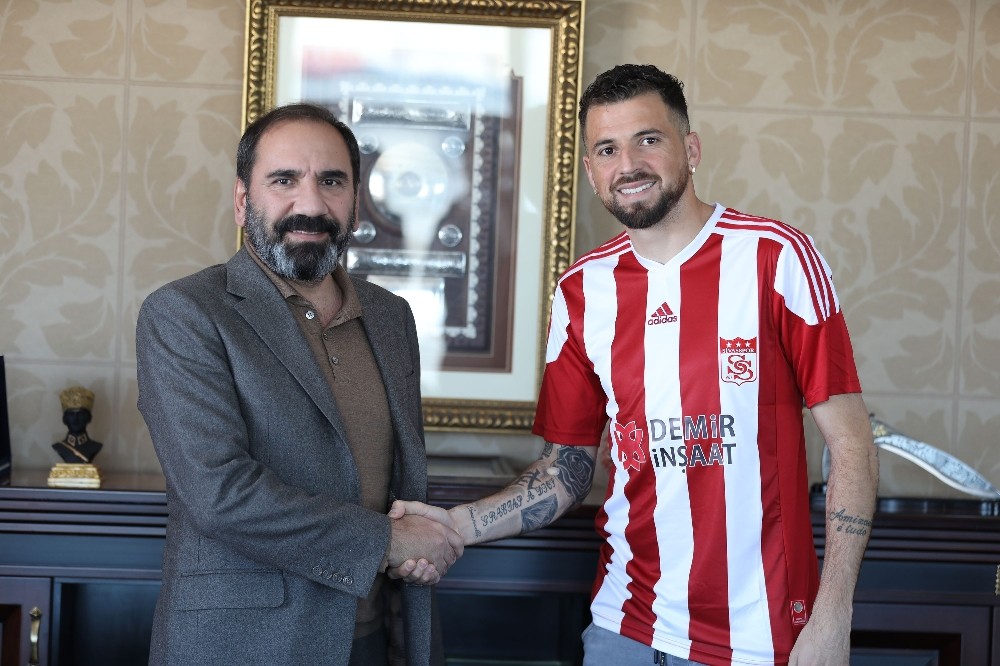 Claudemir, Sivasspor ile resmi sözleşmeyi imzaladı 