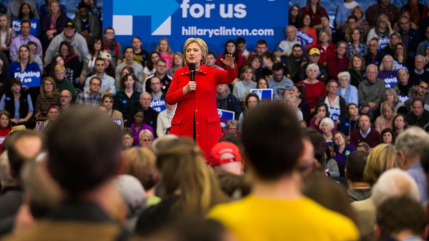 Clinton Güney Carolina'da Sanders'ı geride bıraktı