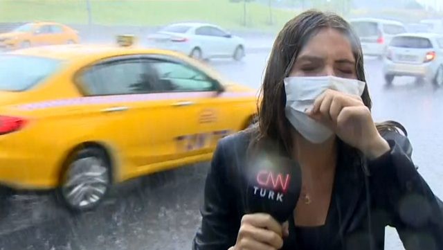 CNN Türk muhabirinin canlı yayındaki zor anları! Öksürüğe boğuldu